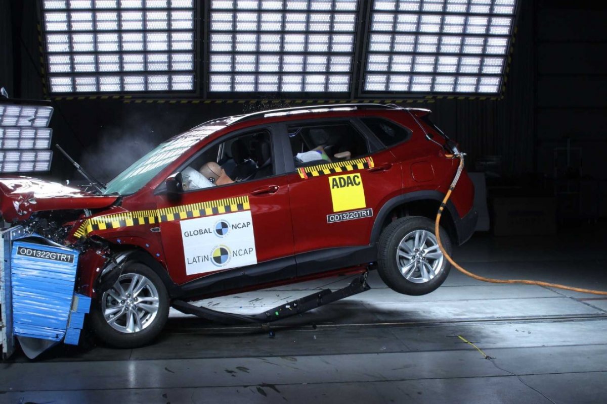 Chevrolet Tracker pega fogo mas ganha nota máxima em teste de colisão 