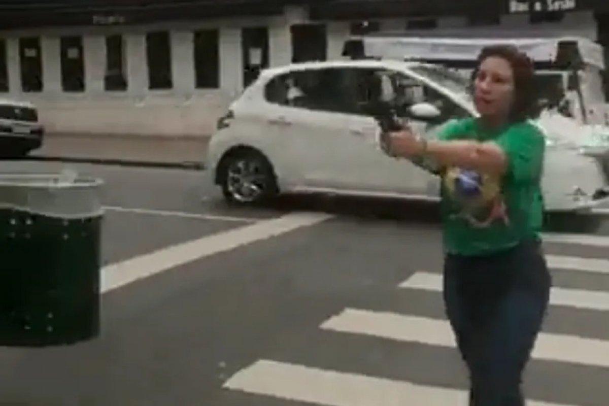Zambelli nega à PGR ter cometido ilegalidade ao sacar arma na rua