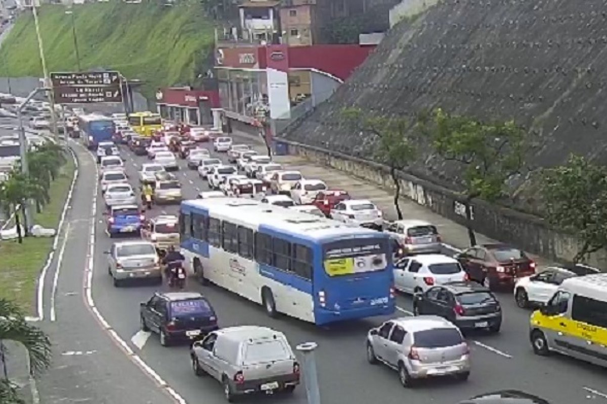 Boletim de trânsito: tráfego intenso após acidente envolvendo motociclista no Dique do Tororó