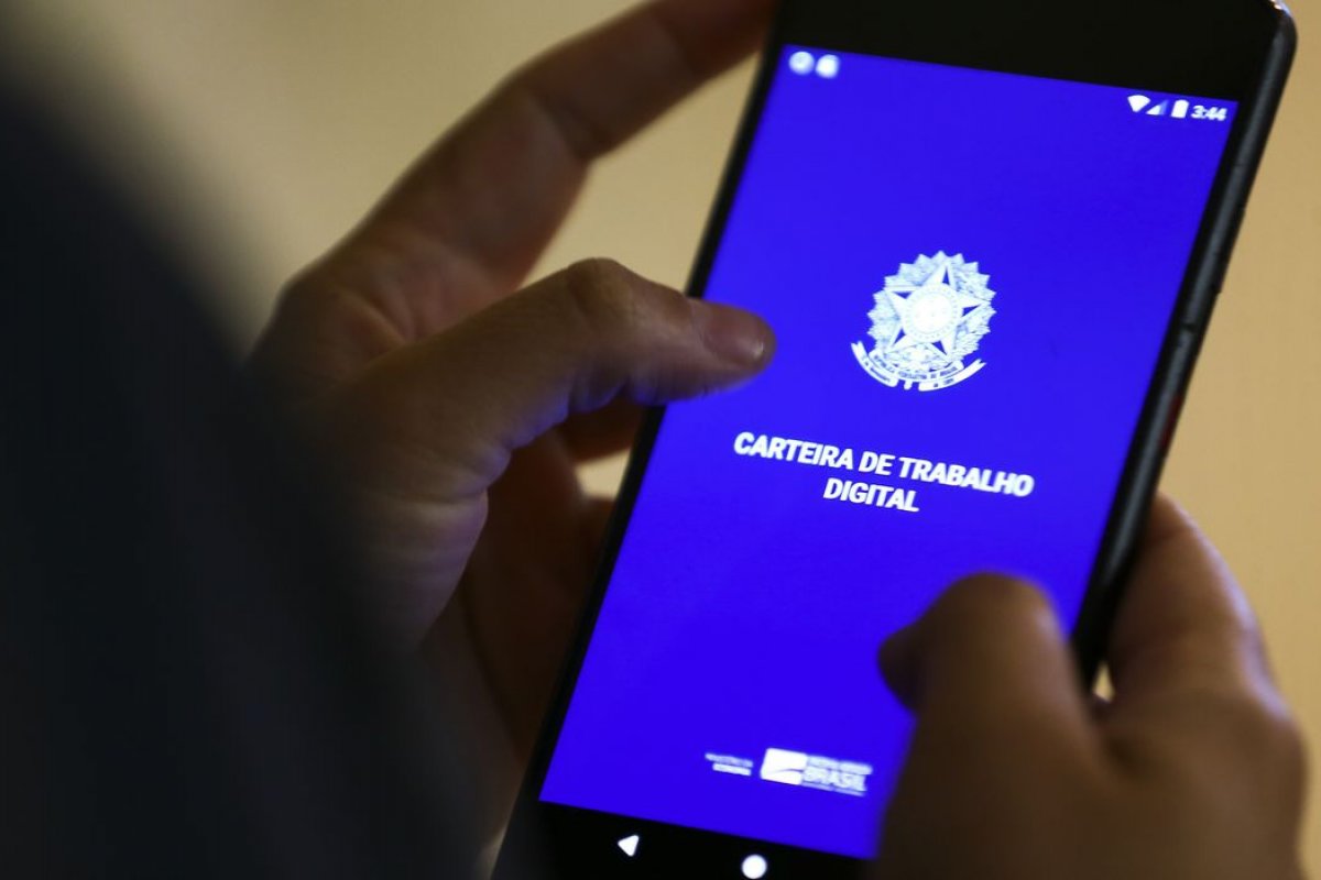 Cerca de 3 em cada 10 desempregados ainda seguem em busca de trabalho há mais de 2 anos