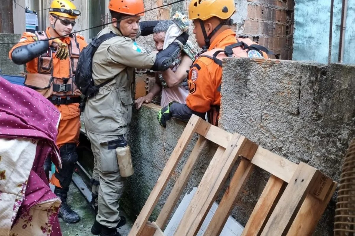 Imóvel desaba e deixa cerca de 20 pessoas ilhadas na Rocinha, RJ