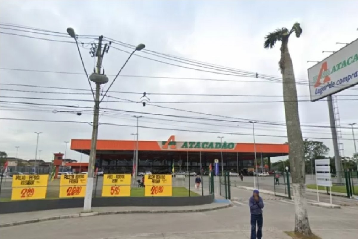 Grupo de 48 pessoas faz arrastão em supermercado do litoral de São Paulo
