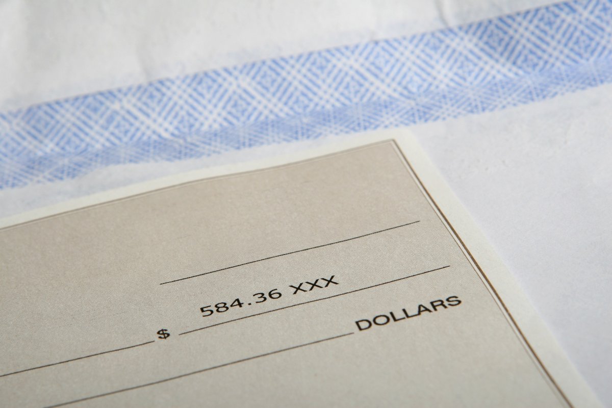 Homem devolve cheque de R$ 26 milhões e recebe doce como recompensa