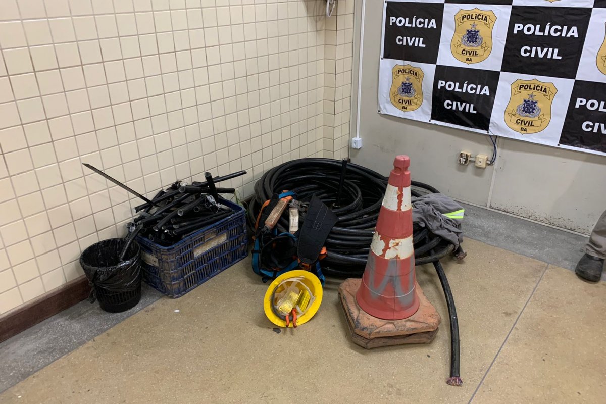 Dupla é flagrada roubando fios de cobre na Avenida Aliomar Baleeiro, em Salvador