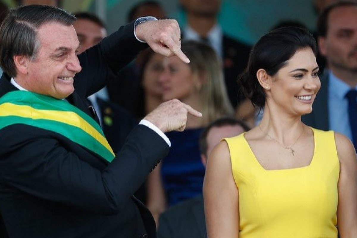 Estilista fala sobre vestido de Michelle Bolsonaro 2 meses depois do evento