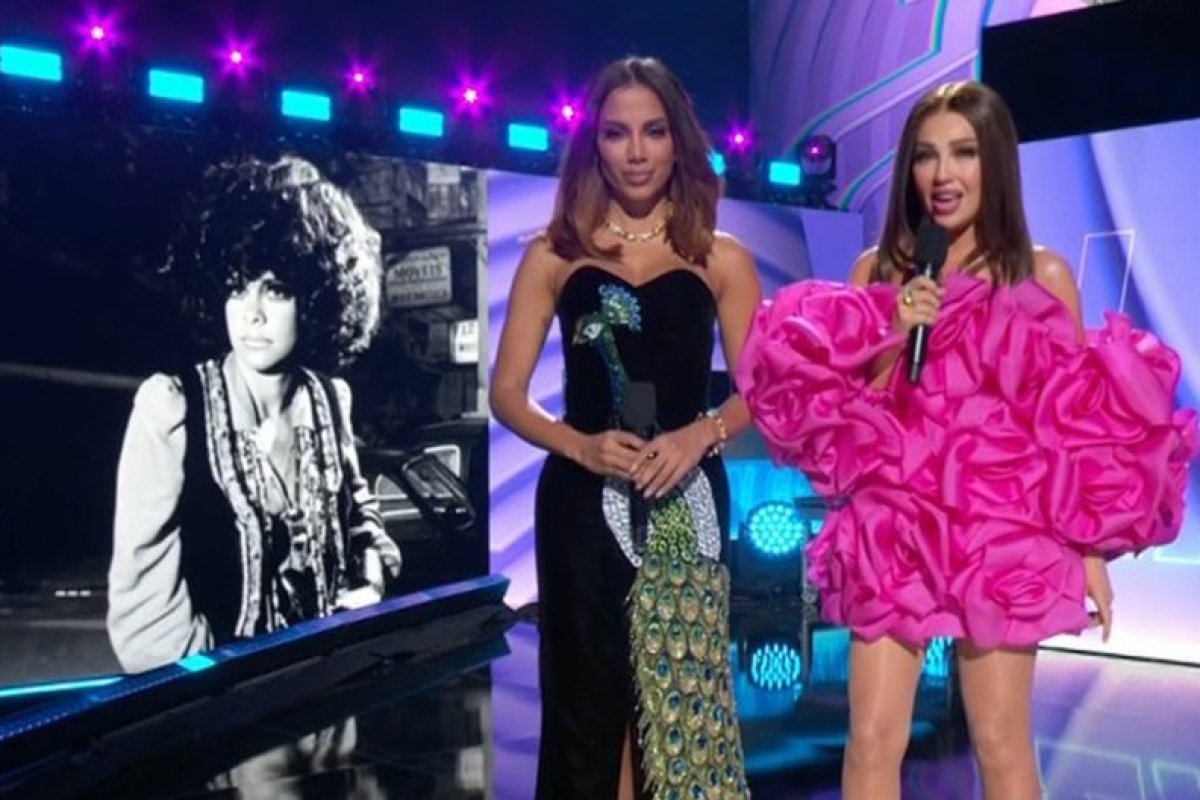 Anitta homenageia Gal Costa no Grammy Latino!