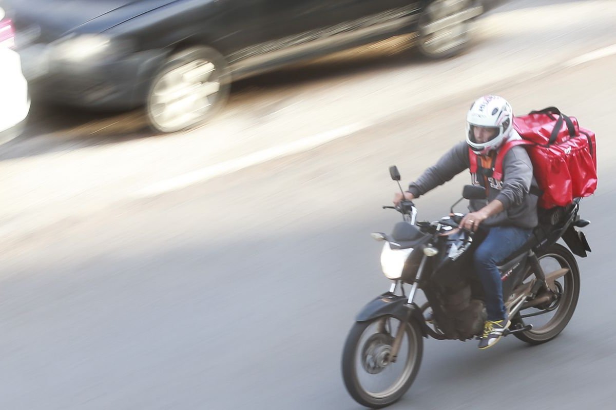 28% dos brasileiros pede delivery de comida pelo menos uma vez na semana, aponta pesquisa