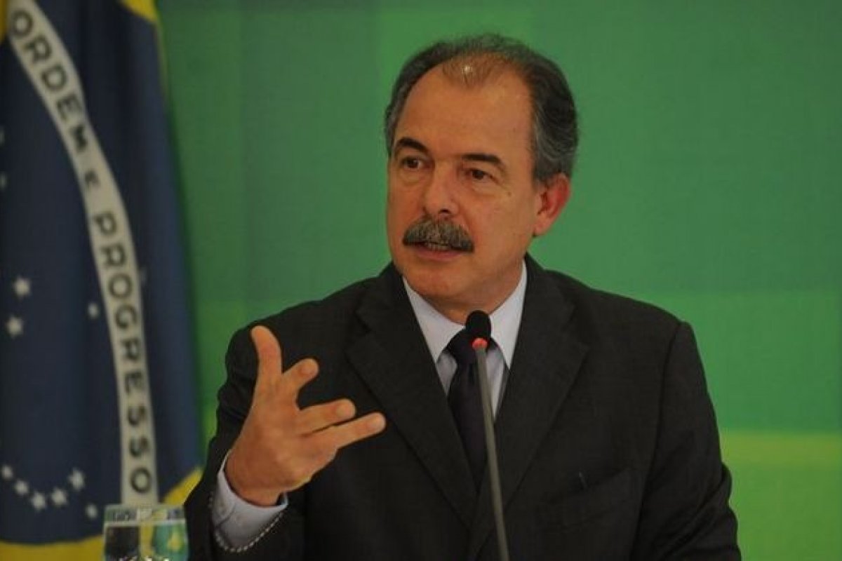 Mercadante diz que ministro da Defesa de Lula será civil