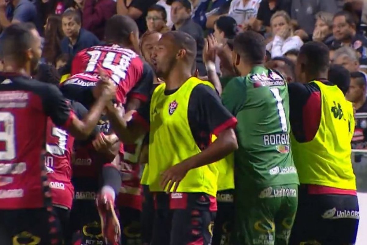 Com gol no último lance, Vitória vence Operário e se mantém na Série B