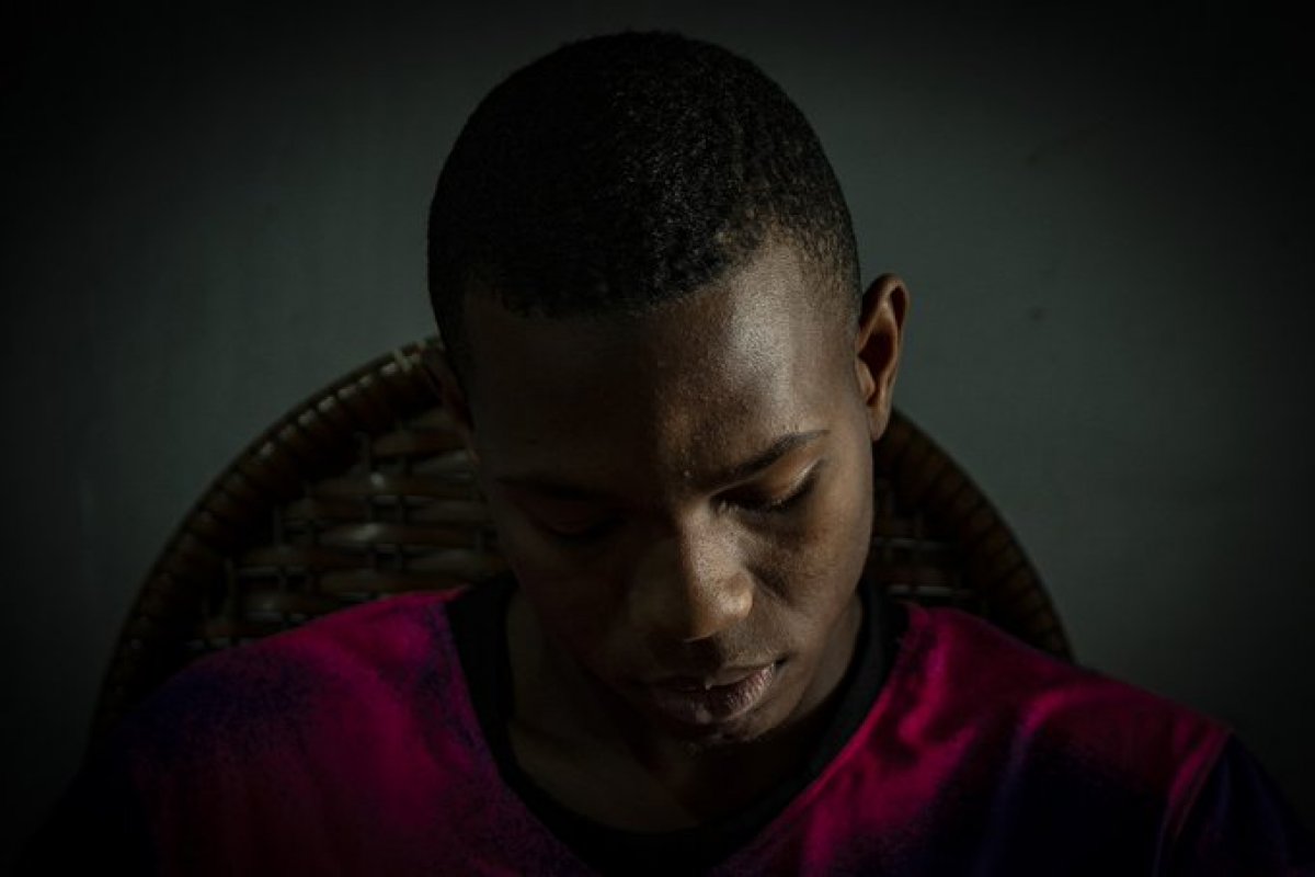 Vídeo: Motorista de app agride passageiro alegando ter confundido garrafa com arma; vítima afirma ter sofrido racismo