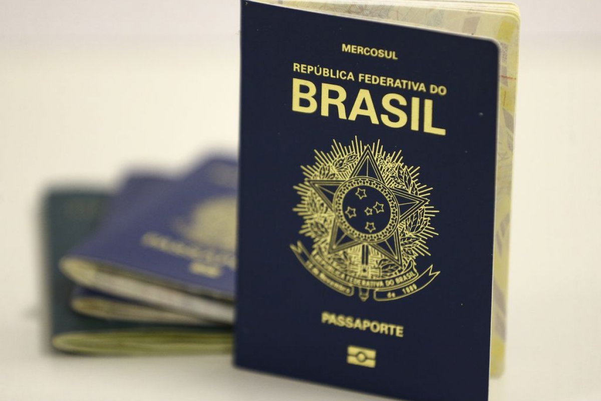 Polícia Federal anuncia suspensão de confecção de passaportes por falta de verba