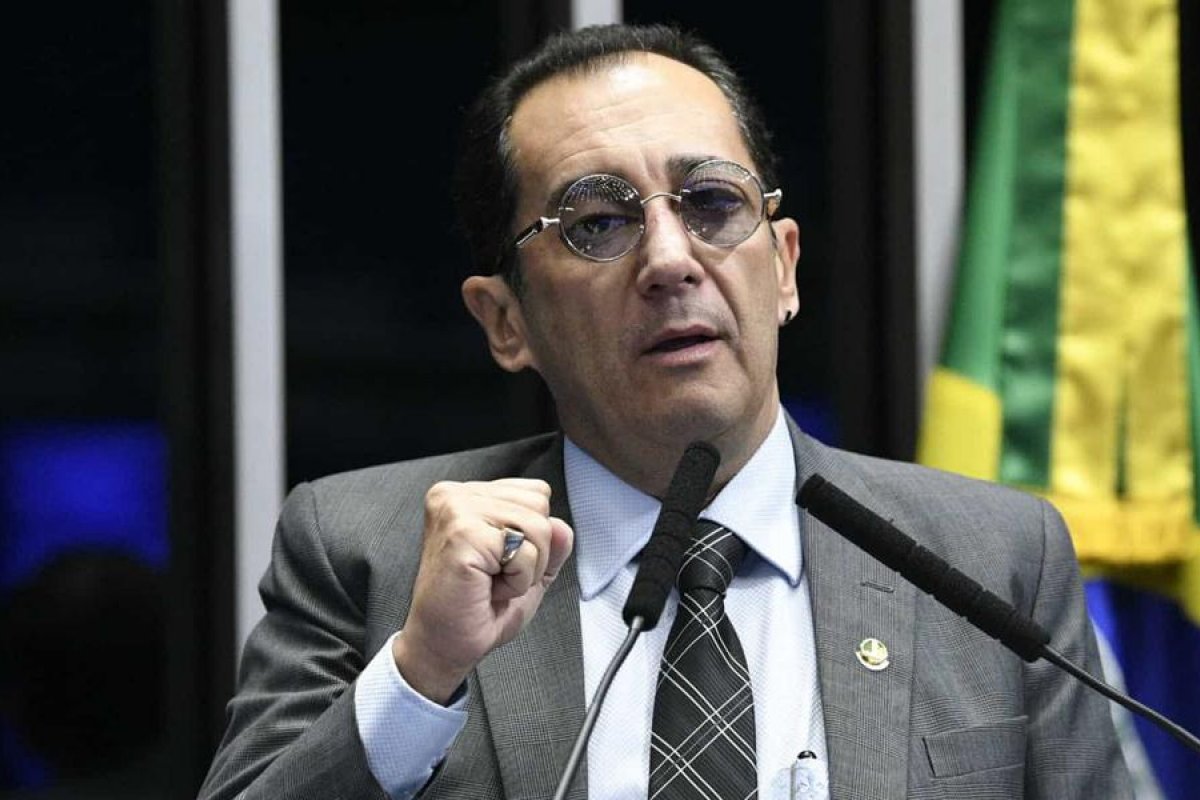 Jorge Kajuru passa mal e Senado suspende sessão