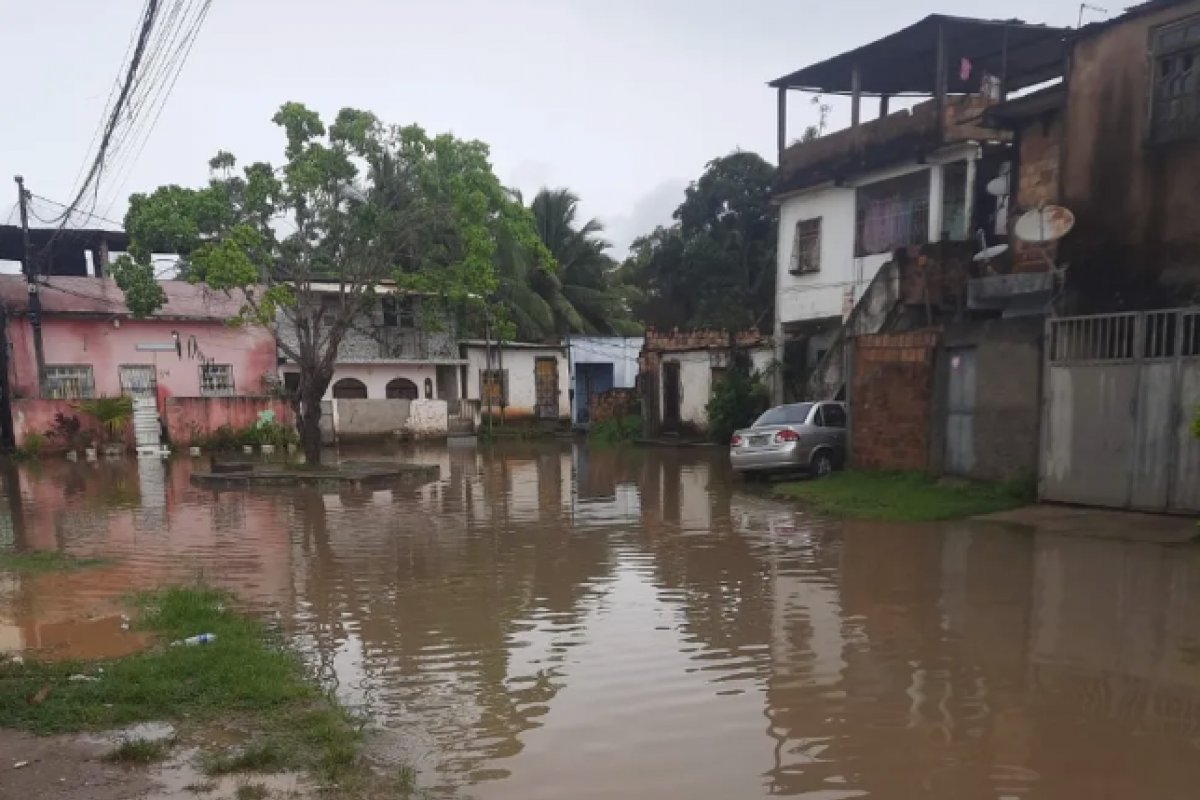 Chuva forte em Salvador causa transtornos com ruas alagadas e casas invadidas por lama