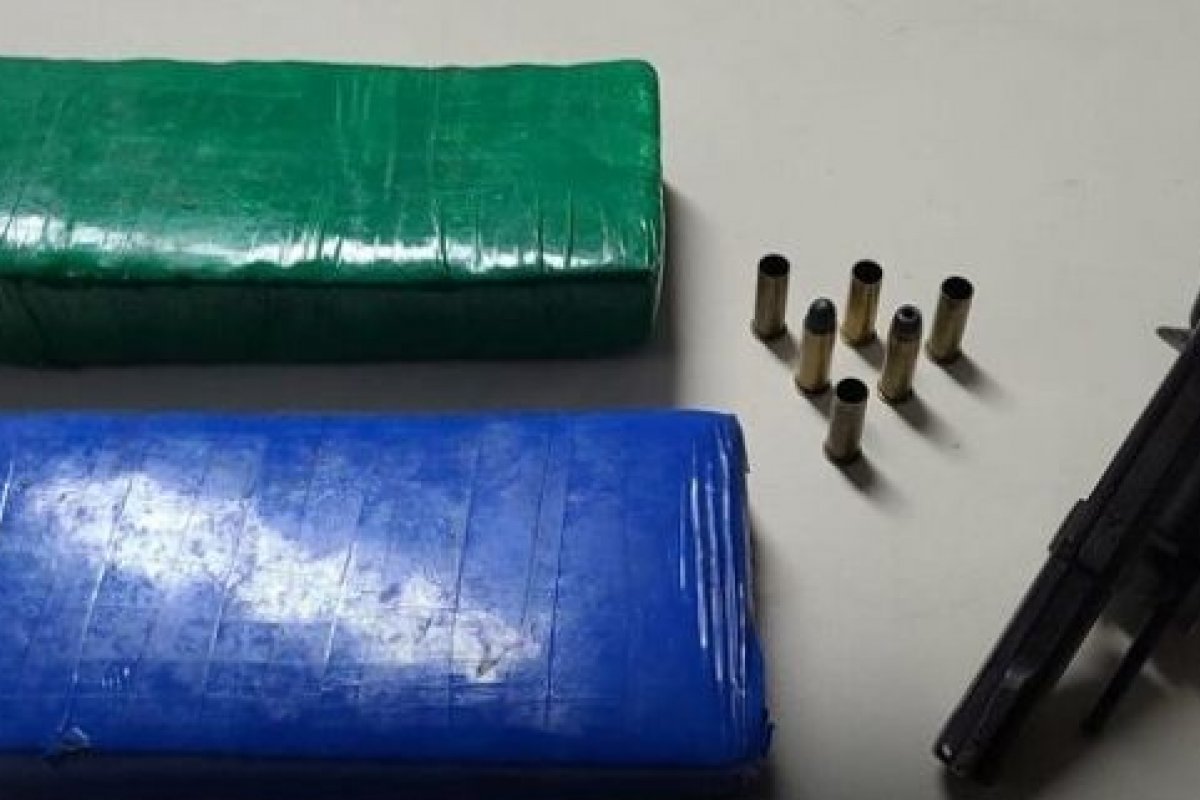 Operação Aeroleste: Rondesp apreende armas e drogas no bairro Irmã Dulce, em Feira de Santana