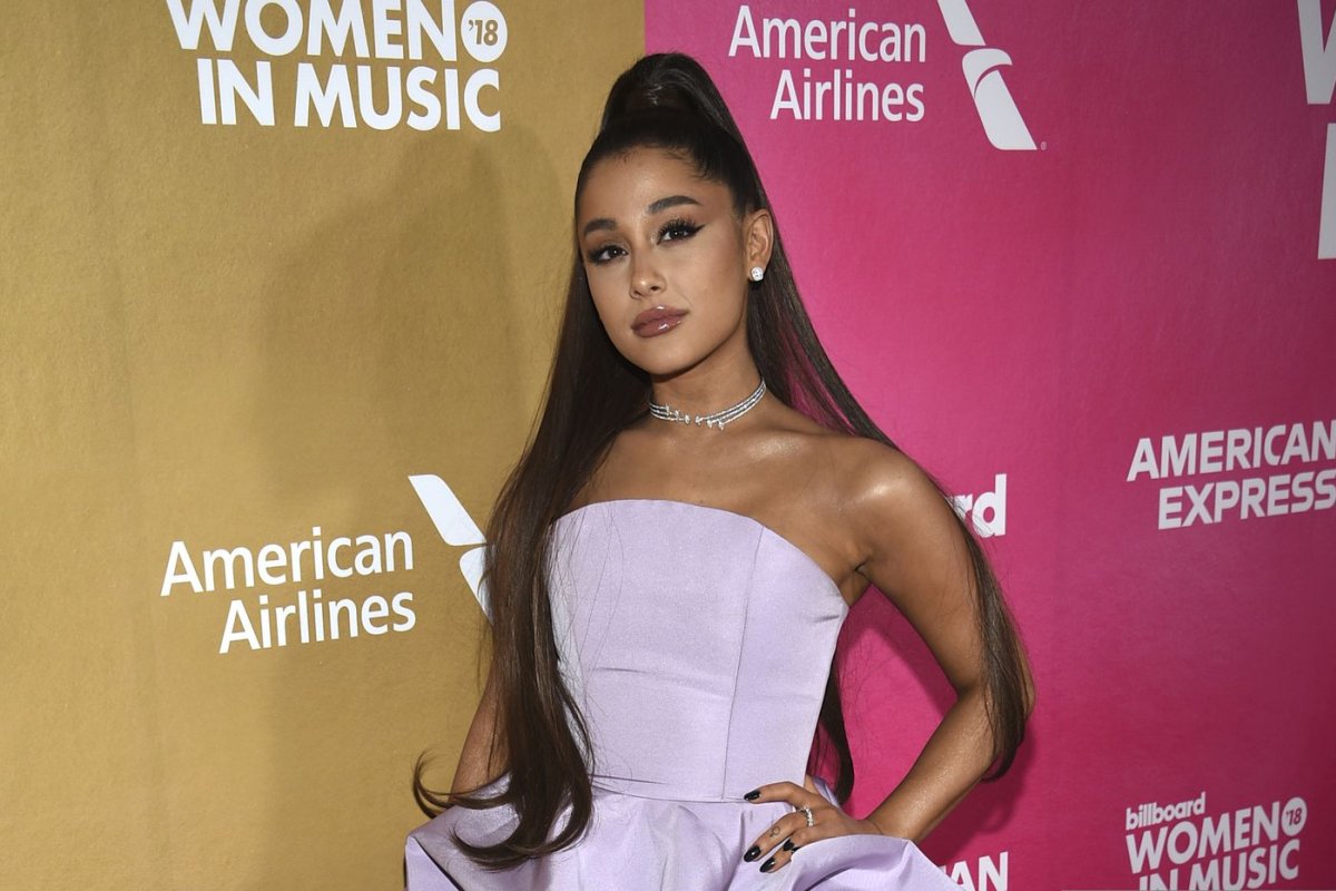 Ariana Grande deixa mensagem aos fãs comunicando doença