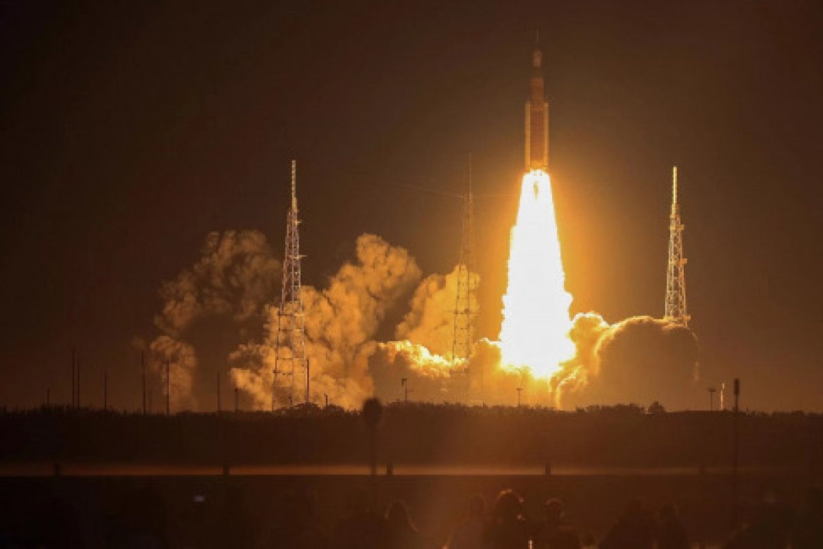 Cápsula Orion fará seu sobrevoo mais próximo da Lua nesta segunda (21)