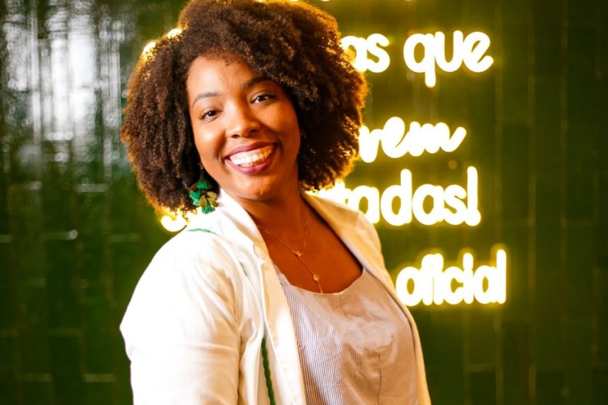 Empreendedora desenvolve álbum de figurinha com personalidades negras 