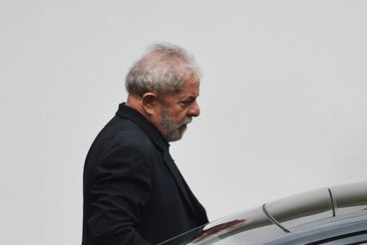 Lula recebe alta após ser internado para retirada de lesão na garganta