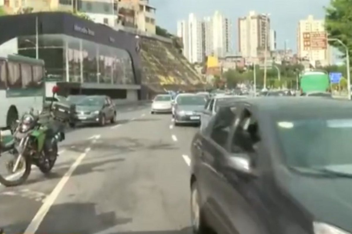 Homem é atropelado por ônibus na avenida Vasco da Gama, em Salvador