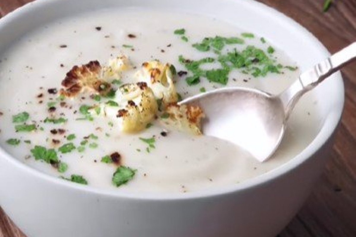 Aprenda a fazer uma deliciosa sopa de couve-flor proteica!