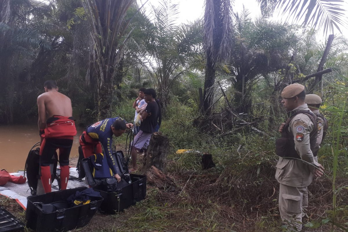 Bombeiros resgatam corpo de homem que se afogou em rio na Mata de São João