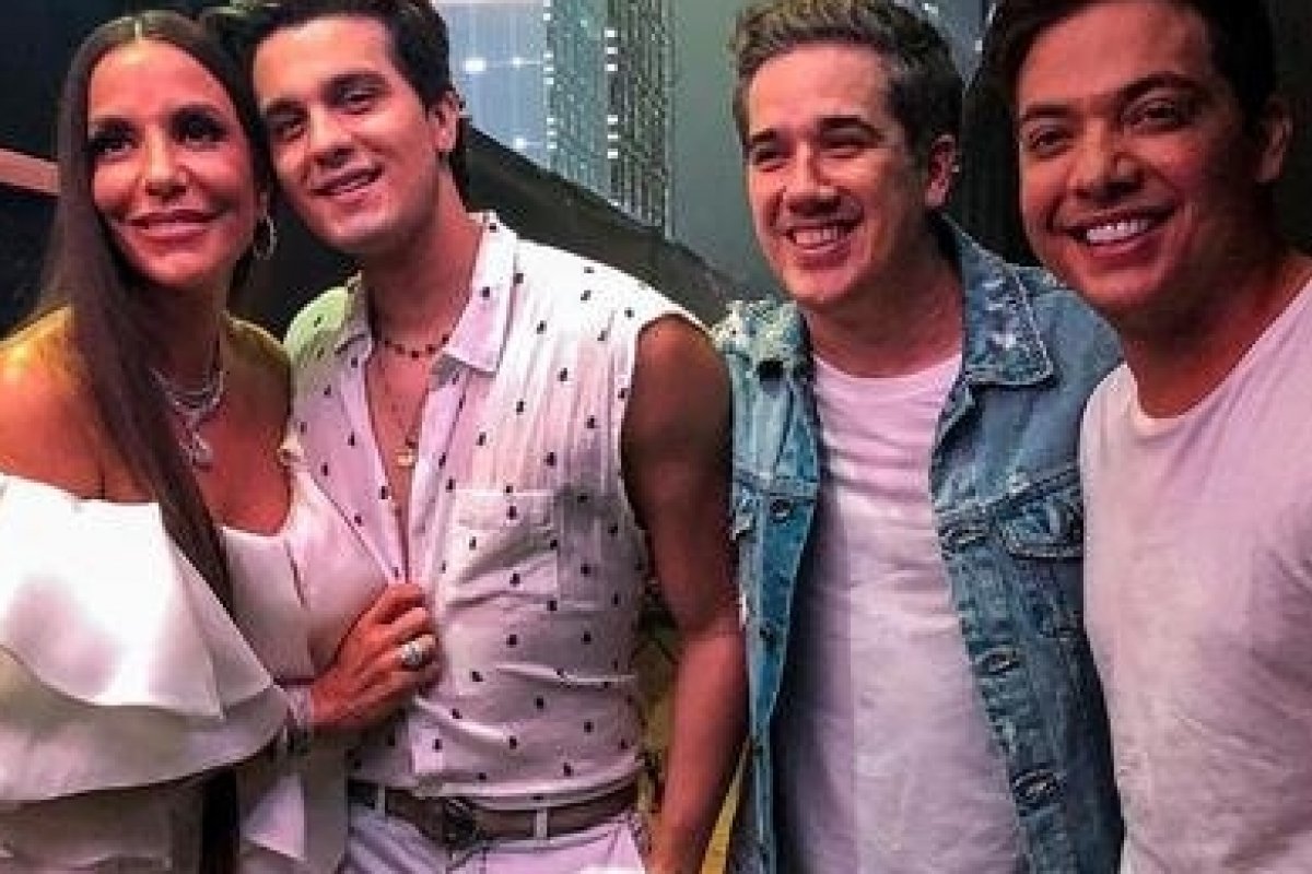 Luan Santana posa ao lado de Ivete Sangalo, Wesley Safadão e Rogério Flausino durante gravação