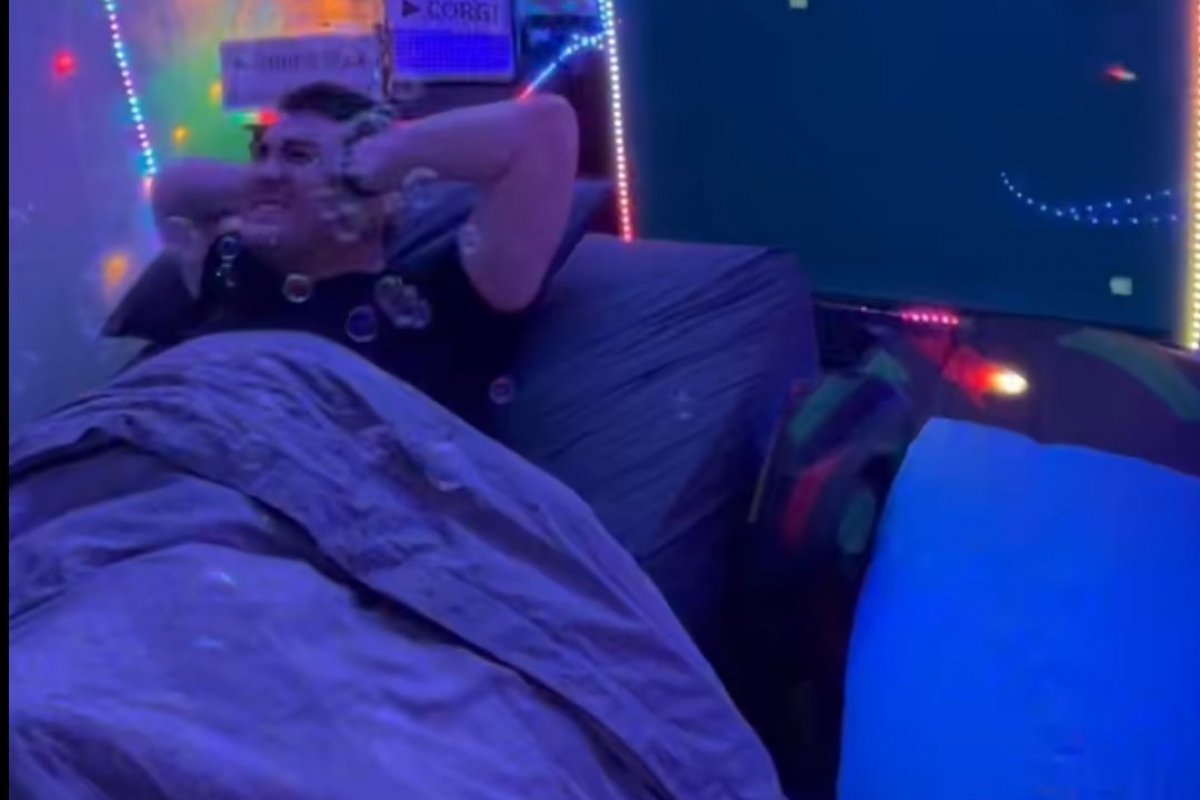 Tiktoker australiano fatura US$ 400 mil com lives dormindo