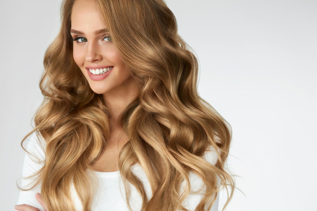 Tendências de cabelo para o verão de 2023: fios longos e "sunkissed"!