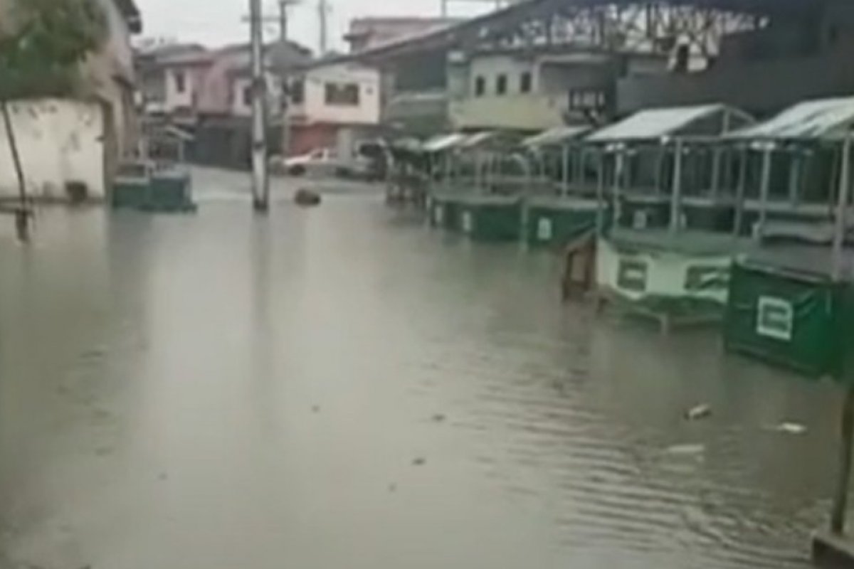 Centro de Eunápolis fica alagado após fortes chuvas