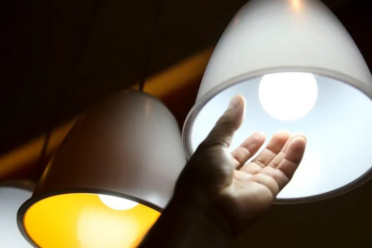 Mais de 70% dos brasileiros deixam de comprar até comida para pagar conta de luz