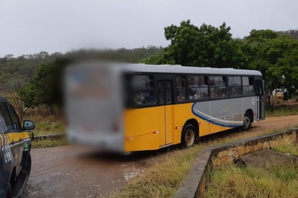 Veiculo é apreendido realizando transporte escolar irregularmente