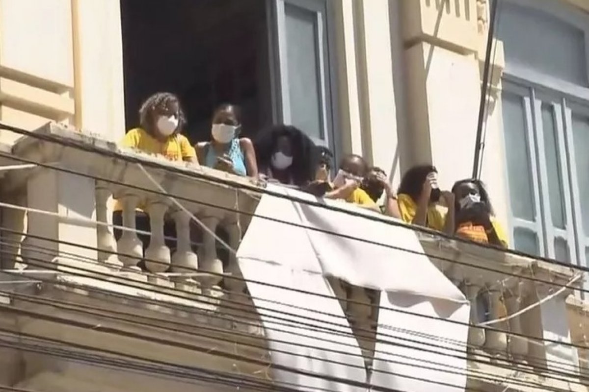 Professores da rede municipal paralisam aulas em Feira de Santana