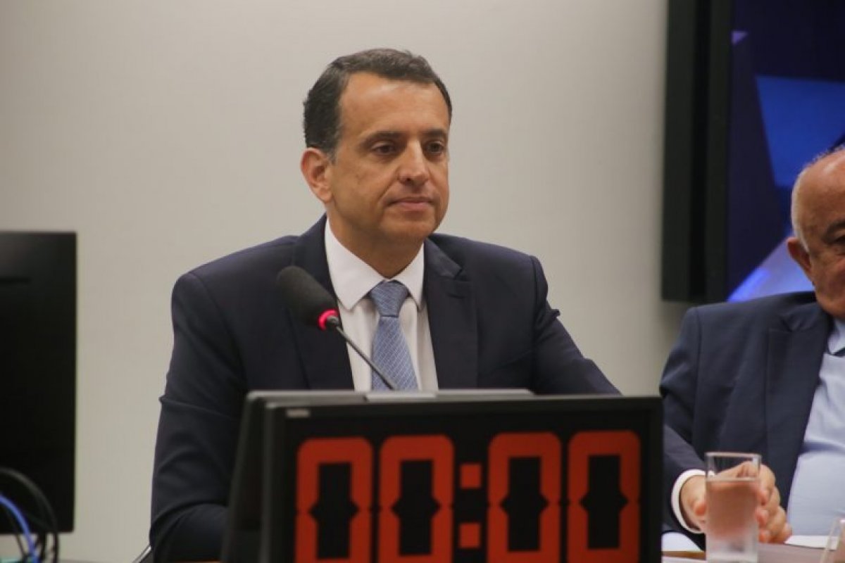 PEC Estouro: Discussão se proposta valerá para mais de 2023 será "dura" no Congresso, afirma deputado