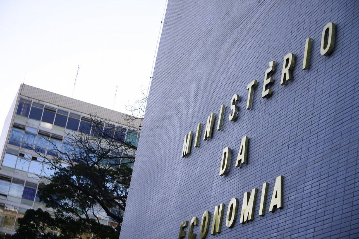 Ministério da Economia aumenta projeção de superavit primário para 2022