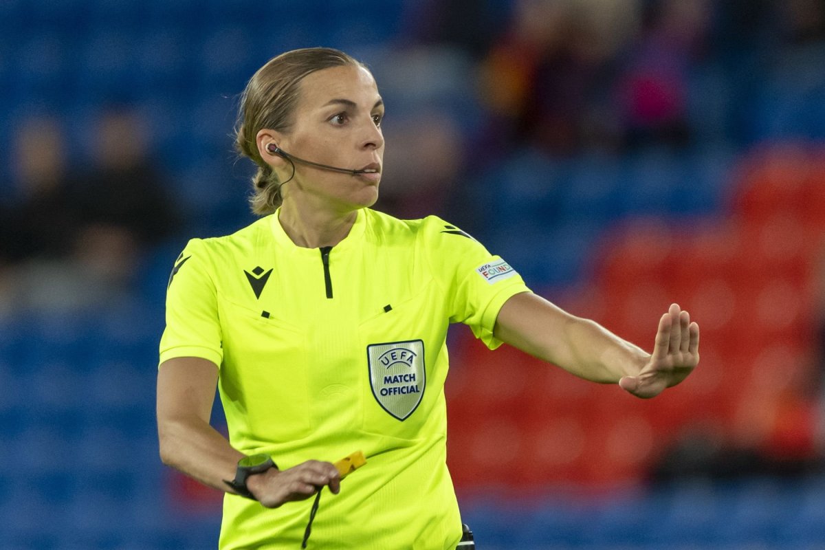 Copa do Mundo: francesa se torna a primeira mulher a arbitrar uma partida masculina
