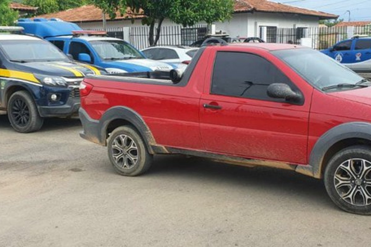 PRF recupera caminhonete roubada em Lauro de Freitas na BR 242, em Barreiras
