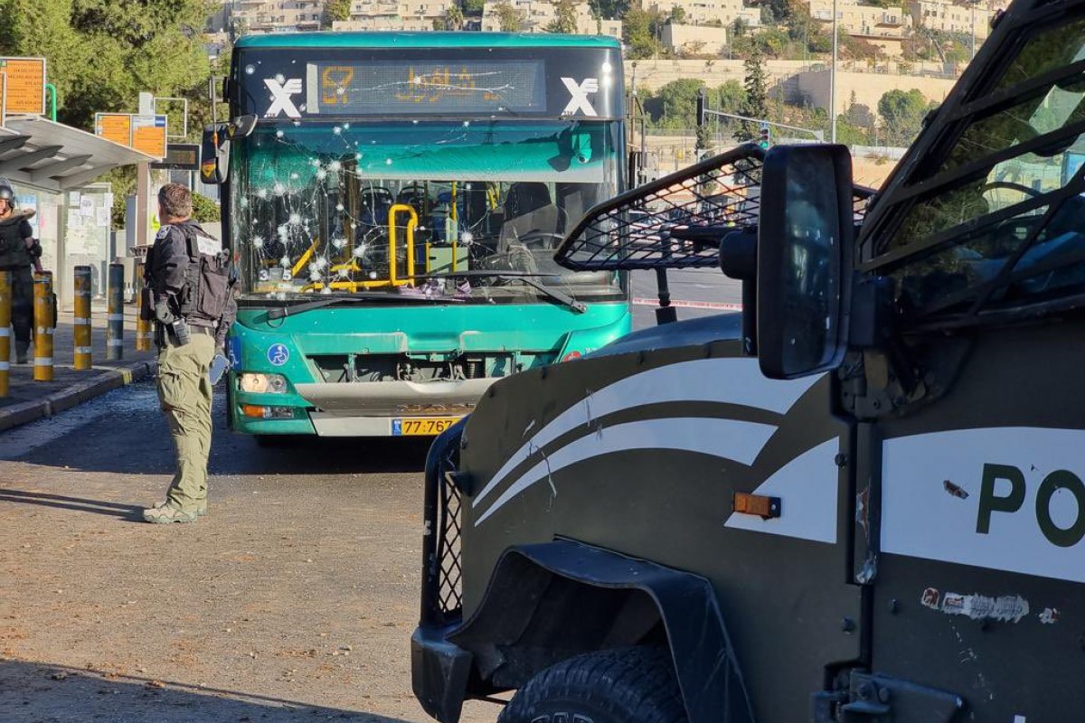 Ao menos uma pessoa morre e 14 ficam feridas em duas explosões em pontos de ônibus de Jerusalém