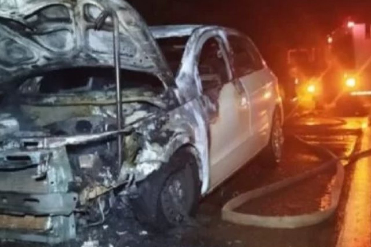 Após estouro, carro de ex vice-prefeito é destruído por incêndio no MS