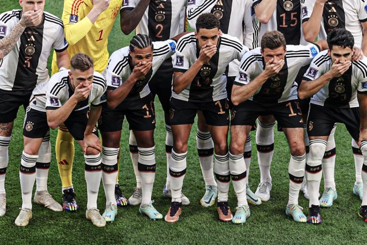 Em foto oficial, jogadores da Alemanha tapam a boca para protestar sobre polêmica das braçadeiras