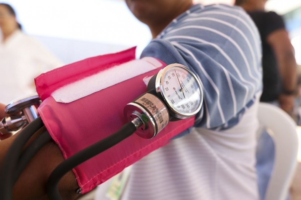 Manter pressão arterial sob controle reduz chance de demência, diz estudos