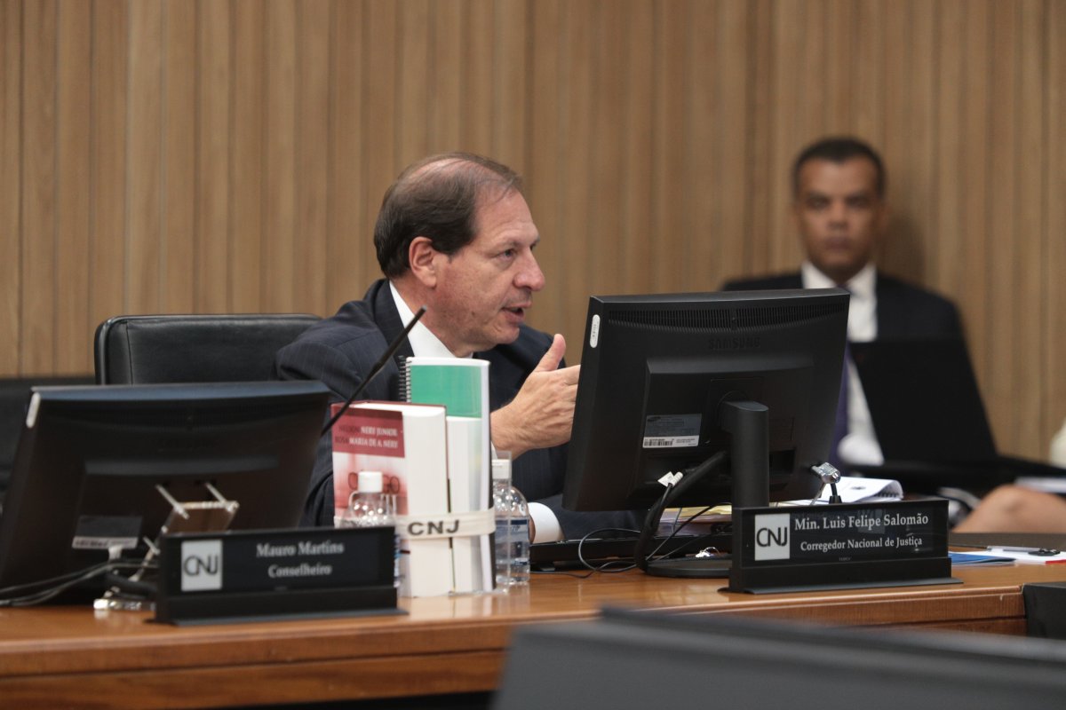 Afastamento do magistrado que concedeu liberdade ao próprio filho é determinado pelo CNJ