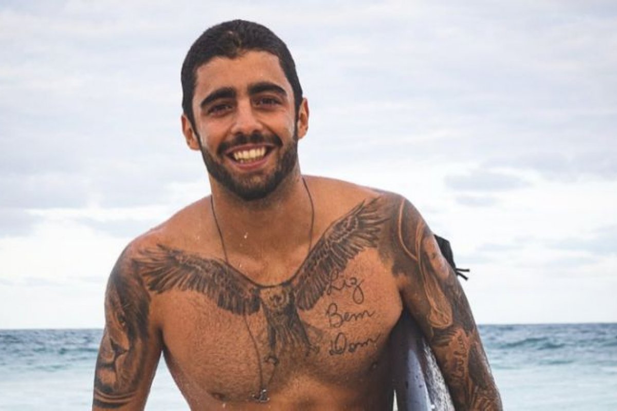 Mesmo ainda sentindo dores no ombro, Pedro Scooby volta surfar em Portugal