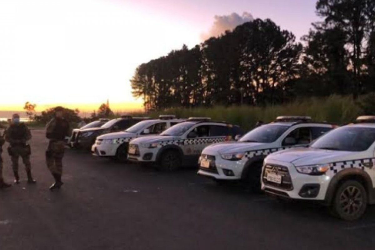 Adolescente é levada à delegacia após agredir avô na frente de policiais