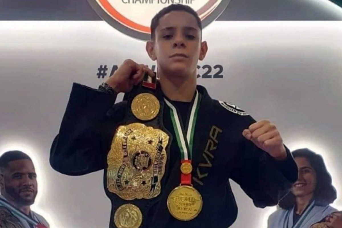 Atleta de 13 anos que vendia brigadeiro e foi ajudado por famosos conquista ouro no Jiu-Jitsu