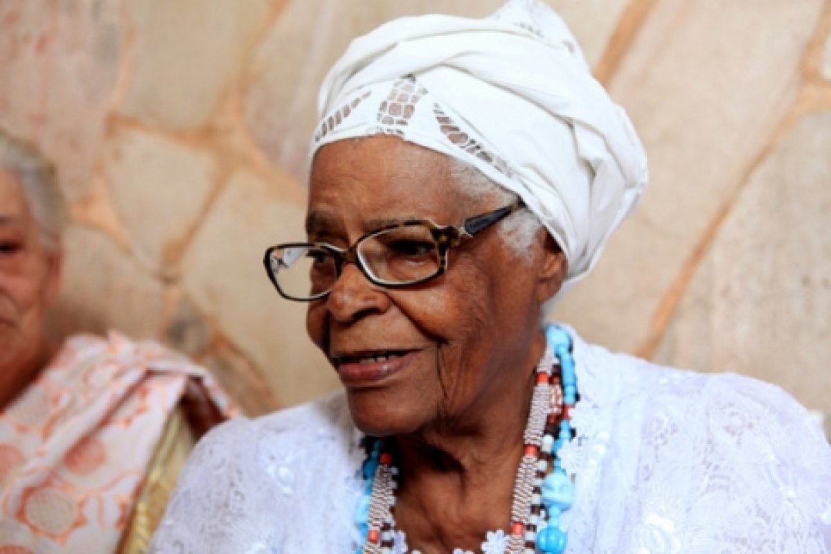 Escola recebe nome em homenagem a Mãe Stella