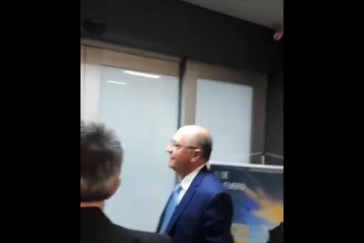 Vídeo: Alckmin é chamado de "cúmplice de ladrão" em aeroporto