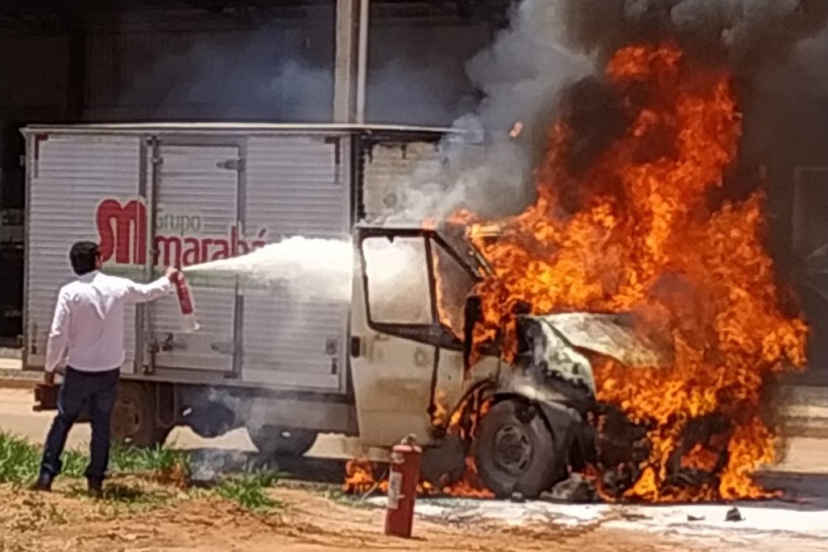 Caminhão que transportava açúcar pega fogo no sudoeste da Bahia