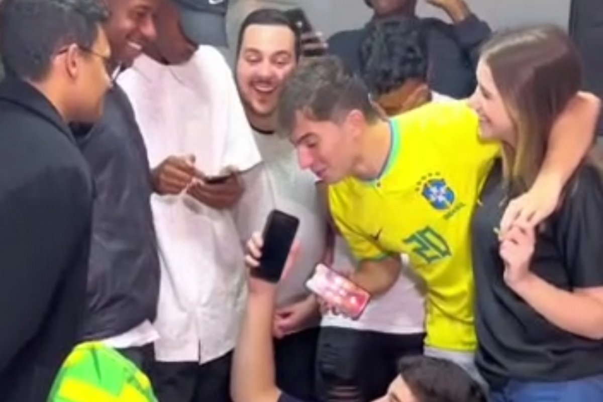 Vídeo: Grupo de torcedores viraliza na web após pedir pizza cantando