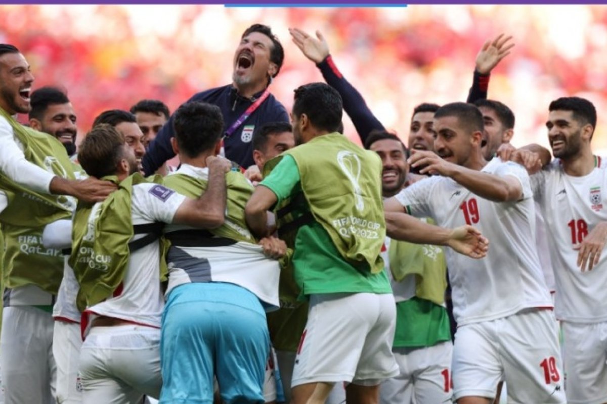 Com gols nos acréscimos, Irã vence Gales e se recupera após goleada na estreia