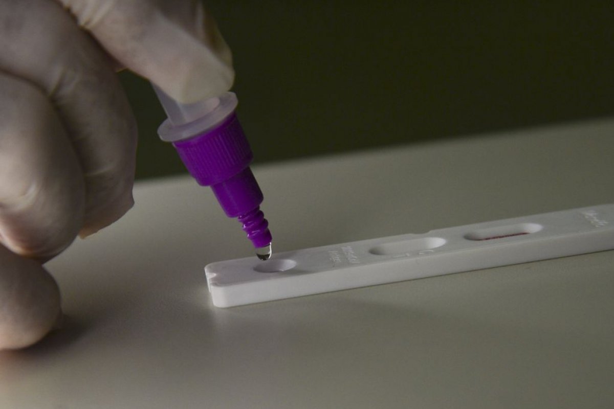 Testes positivos de Covid-19 crescem nos laboratórios, alerta entidade de saúde